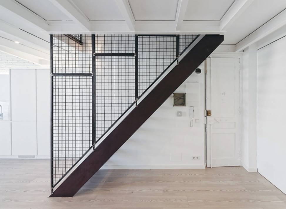Escalera metálica y altillo