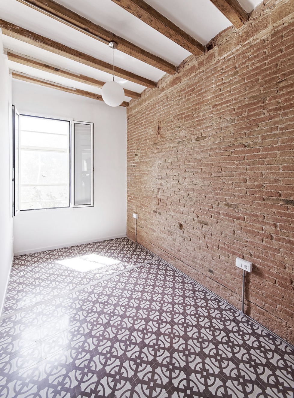 Interior con ladrillo visto y vigas